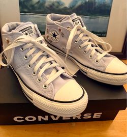 Converse Women’s Chuck Taylor mid sneakers size 9