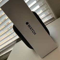 Apple Watch SE 2nd Gen (2024) New! 40mm GPS, STARLIGHT COLOR WITH SPORT BAND. UNLOCKED