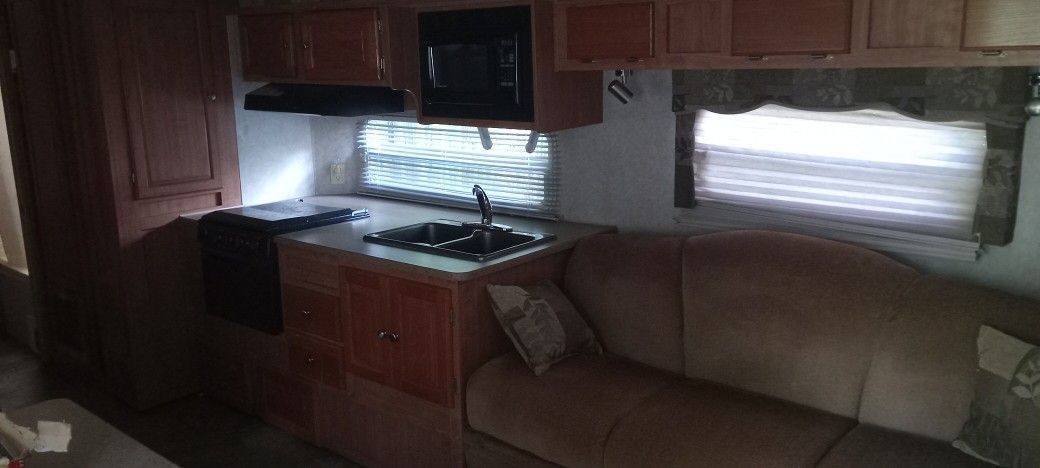 2006 Rockwood Beautiful condition, Brand new queen size matress
