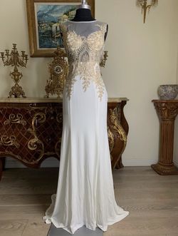 Elegant gown/prom dress