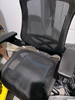 Ergonomic desk chair