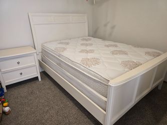 Full size bed w/mattress, springbox and 1 nightstand