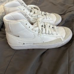 Nike Blazer. Men:8, Women:6