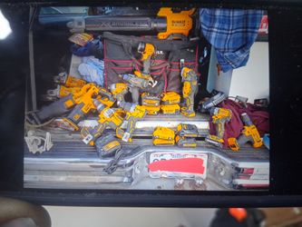 13 tool  Dewalt kit with  11 20v tools and 2 12v tools
