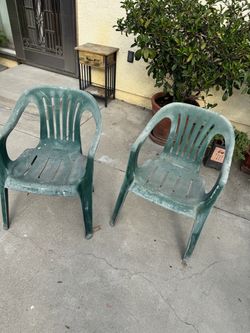 Lot of 2 plastic chair