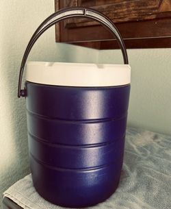 Insulated beverage dispenser with faucet
