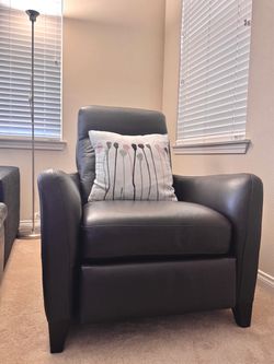 Recliner chair in dark brown leather