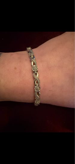 Beautiful 24-Diamond XO Infinity links Tennis Bracelet