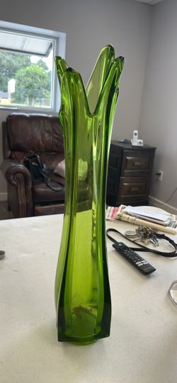 19 inch emerald green swung vase L E Smith