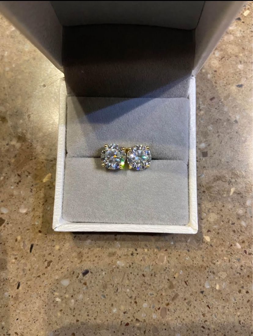 GRA Certified Diamond Moissanite