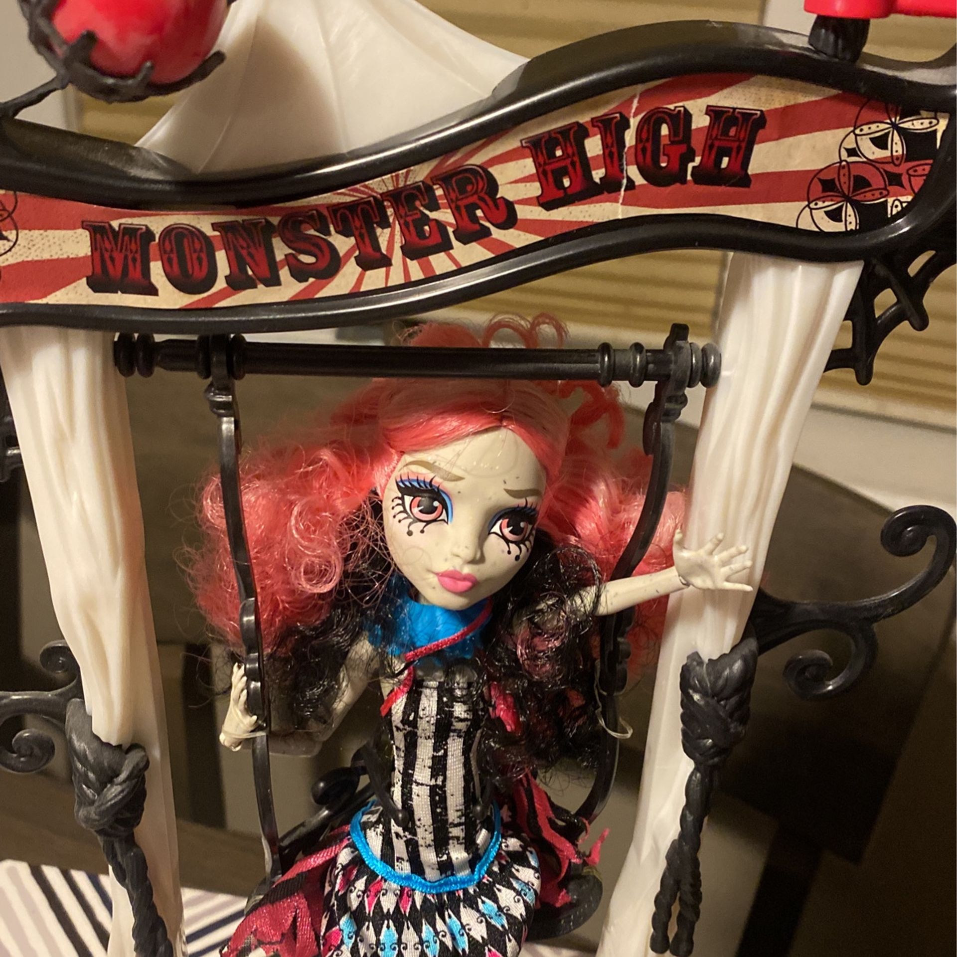 Monster High Freak du Chic Circus Scaregrounds & Rochelle Goyle Doll & Playset