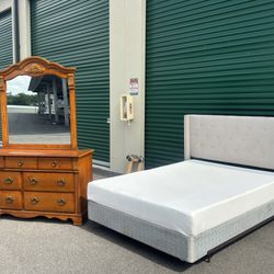 Pretty Queen Size Bedroom Set With Clean Memory Foam Mattress
