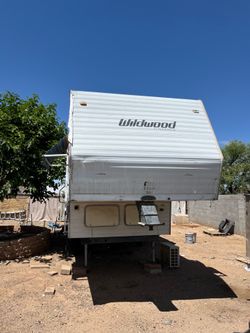 Rv fifth wheel trailer