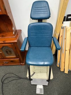 Vintage Reliance Ophthalmic Hydraulic Lift Chair