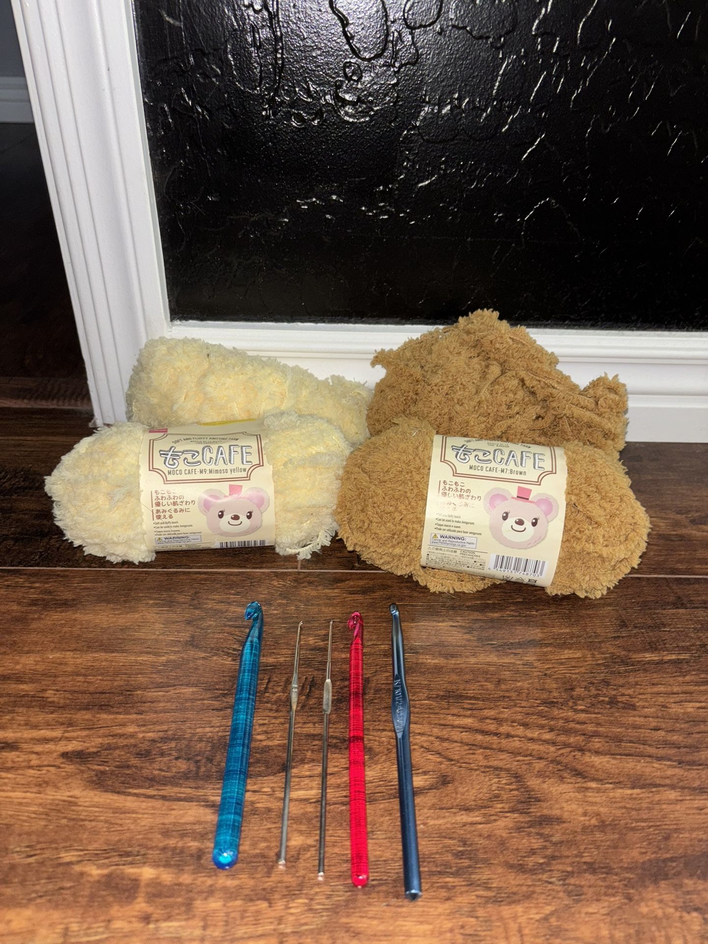 Soft And Fluffy Knitting Yarn With 4 Crochet Hooks