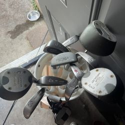 Dunlop Golf Clubs And Bag. 
