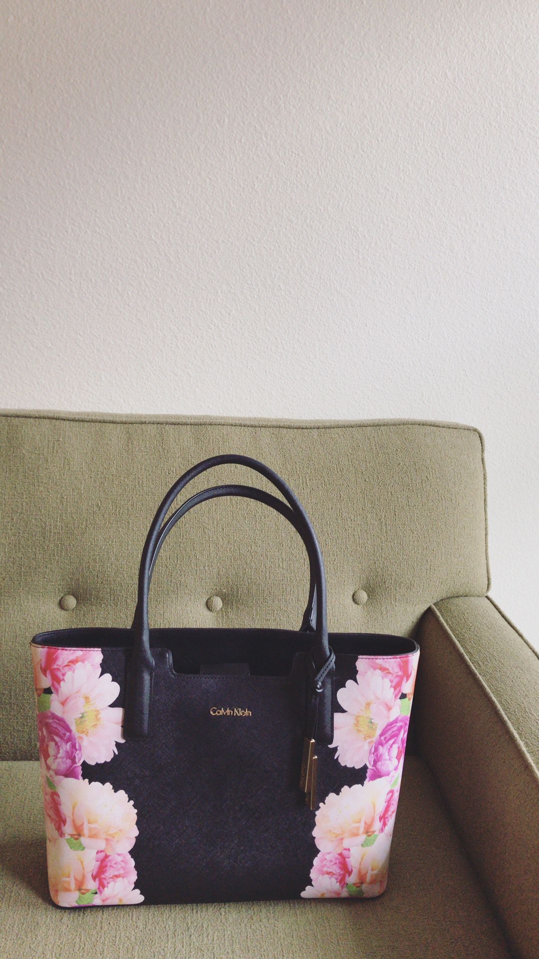 verwennen coupon Beangstigend Calvin Klein NWOT Black Saffiano Floral Tote Bag for Sale in San Jose, CA -  OfferUp