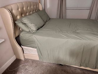 Tufted Upholstered Bed Frame with Headboard