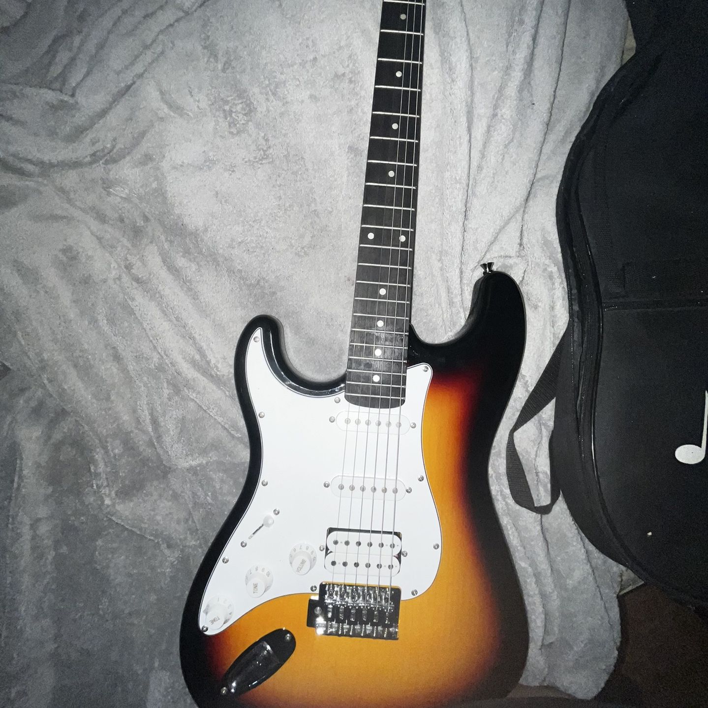 DONNER DST-100 FULL SIZE ELECTRIC GUITAR 