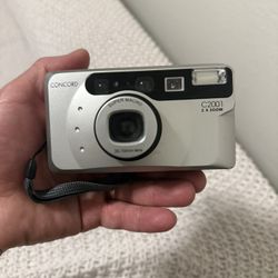 This is a Concord C2001 35mm film camera.  Equipped with a 35-70mm zoom lens with autofocus. Has a "Super Macro" function for detailed close-up shots.