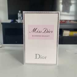 Miss Dior Perfume Size 100ML New Sealed ✅ $60💰