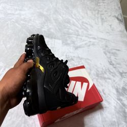 NIKE AIR VAPORMAX PLUS
