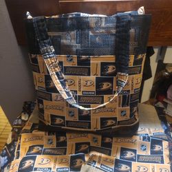 NHL DUCKS HOCKEY BAG AND Pillow
