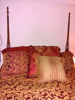 Queen Size 4 Poster Bed 

