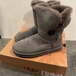 UGG W Bailey Button Size 7 Women. Original