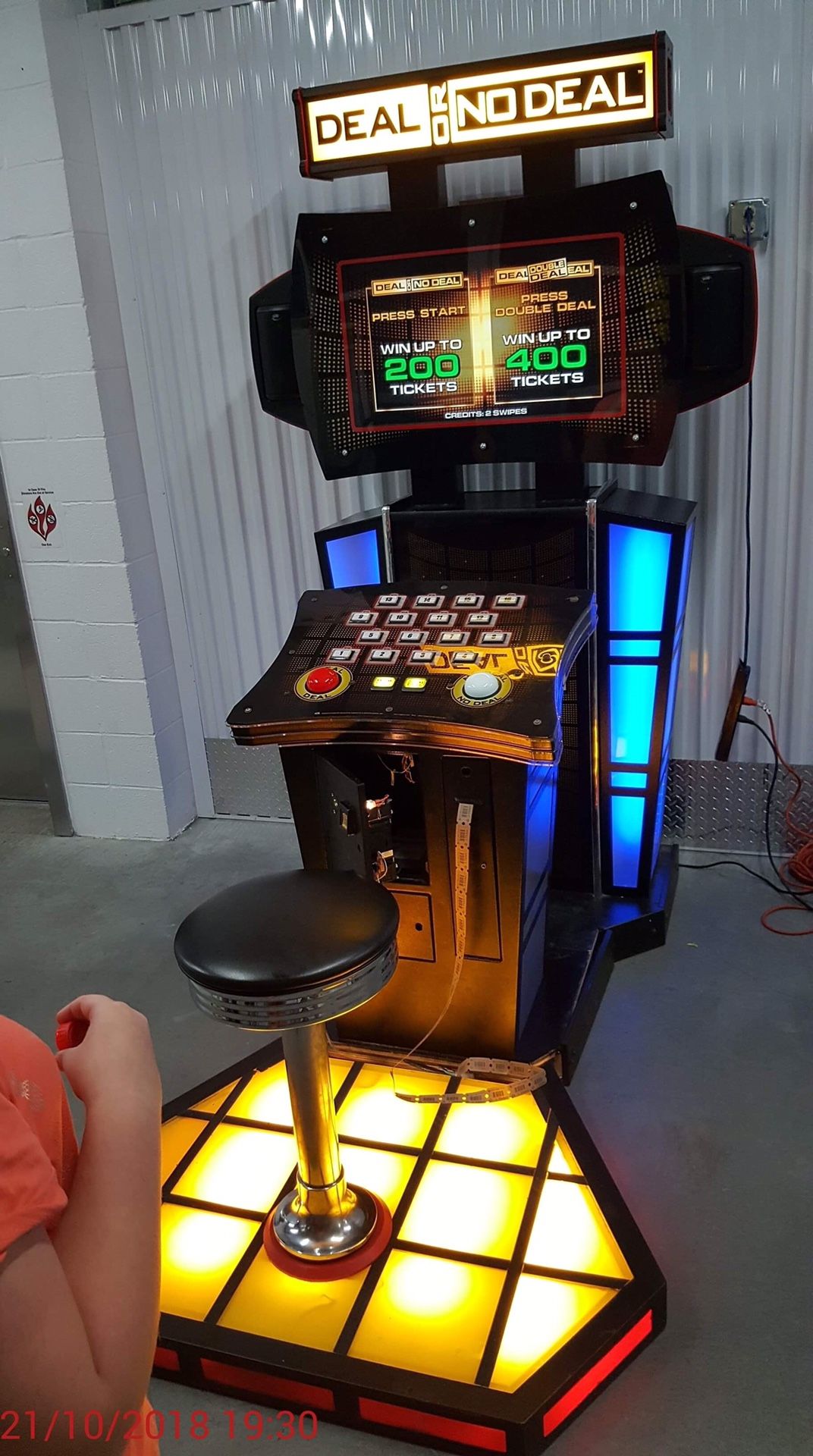 DEAL OR NO DEAL I.C.E. DELUXE TICKET REDEMPTION ARCADE GAME W/SEAT!