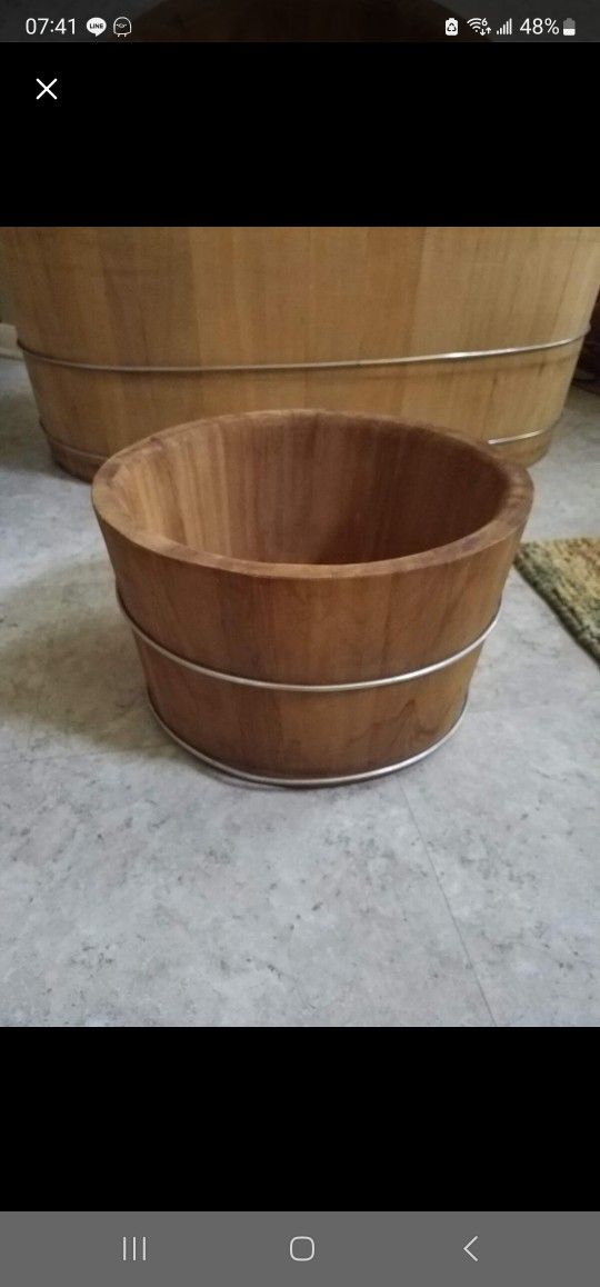 Small solid wood hot tub for feet