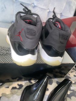 Jordan 11s    72-10  size 9.5