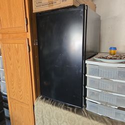Small Clean Refrigerator That Works Great!