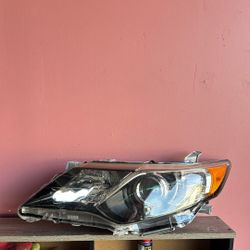 2012-2014 TOYOTA CAMRY  SE MODEL LEFT  HEADLIGHT (USED 
