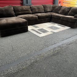Sectional Couch!! Delivery Available 🚚!! Dimensions: 162” x 102” Length x 35” Height x 40” Depth ( 68” longer section)