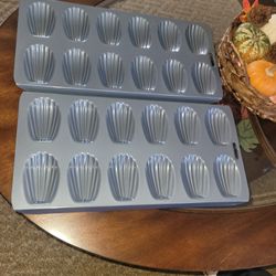 Bellemain Madeleine Pan | 12-Well Madeleine Mold Makes 12 Madeleine Cookies | Nonstick Tea Cake Pan