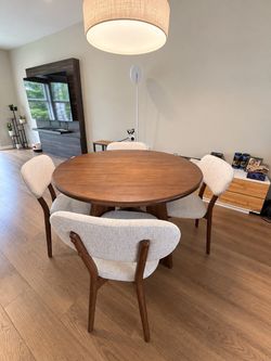 Dinner table Ashley Linon Curran
