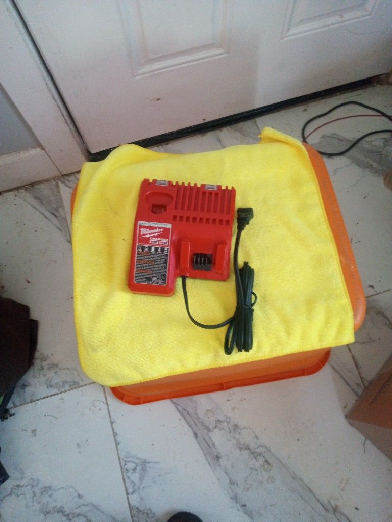 Cargador de baterĂa Milwaukee M18-M12 Buenas Condiciones