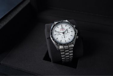 Omega Speedmaster Moonwatch White Dial Sapphire Sandwich 2026 – Brand New Unworn