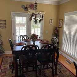 Dining Room Table  w/ 6 Chairs 