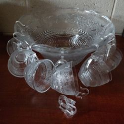 VINTAGE GLASS FULL PUNCH BOWL SET GLASSES SCALLOPED 8 PIECES IN TOTAL 