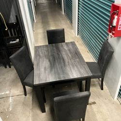 Very nice Dining Table w/4chairs