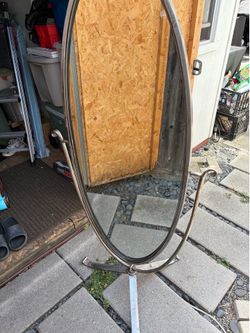 Self standing mirror
