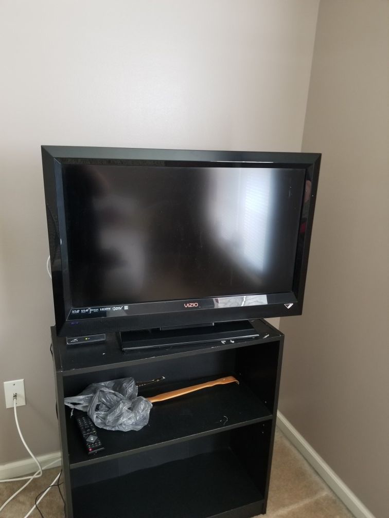 37' viziio flat TV with remote dont need it great condition