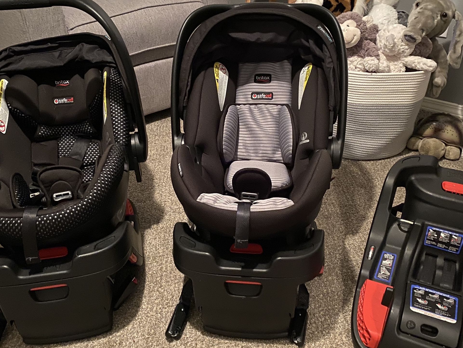 2 Britax Safe Cell Infant Car seats with 3