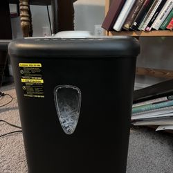 Amazon Basics Paper Shredder