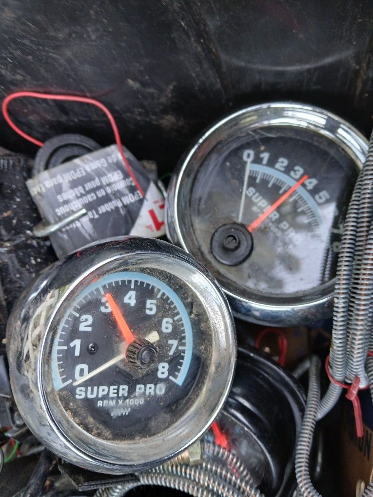 BOX OF GAUGES!!! NEW!! RPM/ GAS/ TEMP/ PRESSURE 10-20$ EACH OR 5$ EACH IF YOU BUY ALL!!