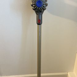 Dyson V8 Cordless Vacuum – With Tools – Needs Battery/Filter
