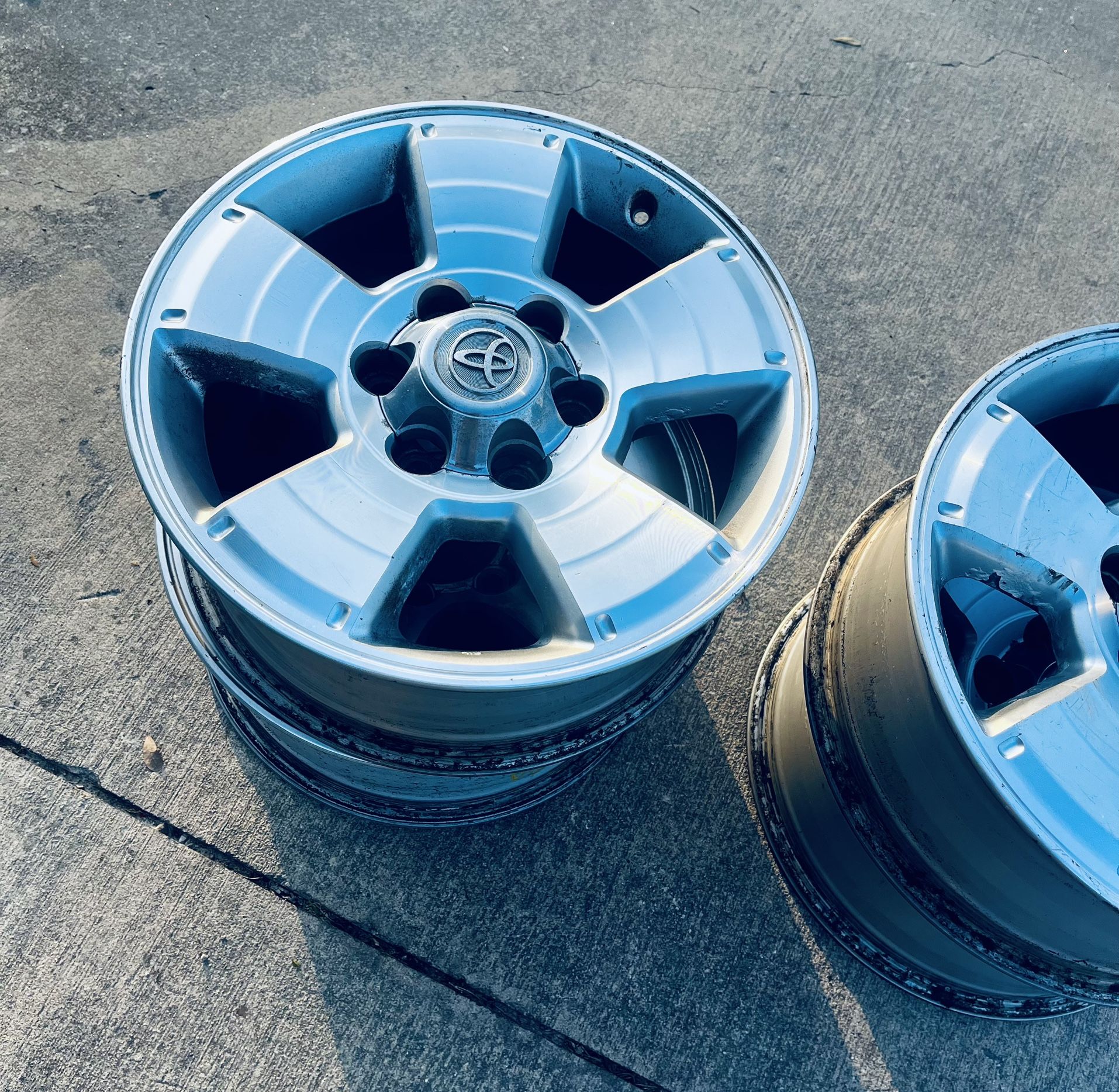 Set Of 4 Wheel/ Rims: 17×7″ Inch Alloy OEM Toyota 4Runner Good Condition Complete Only One 1️⃣ Wheel Missing The Center Cap!