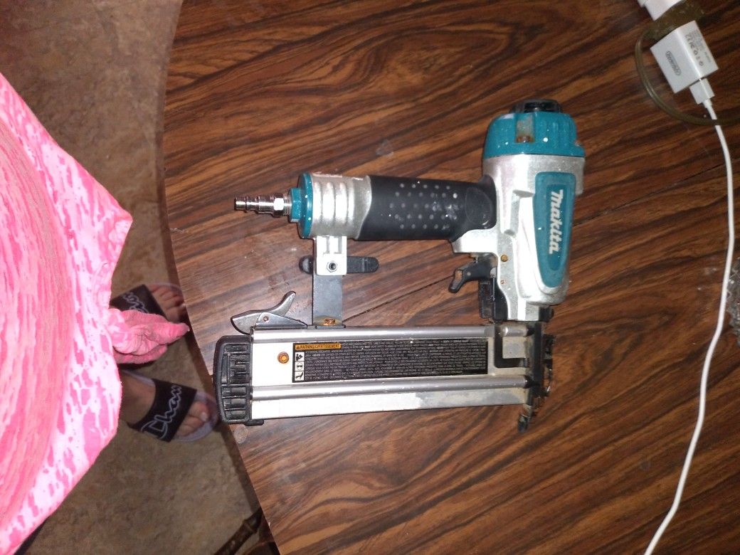 Makita AIR Compressor Cordless Nail Gun
